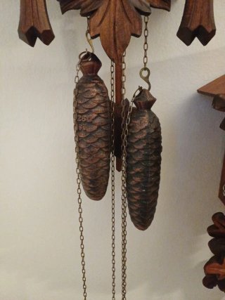 Orologio a cucù in legno intagliato