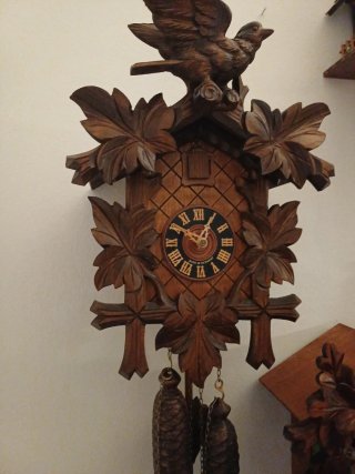 Orologio a cucù in legno intagliato
