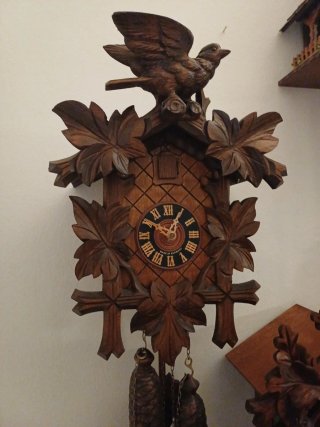 Orologio a cucù in legno intagliato