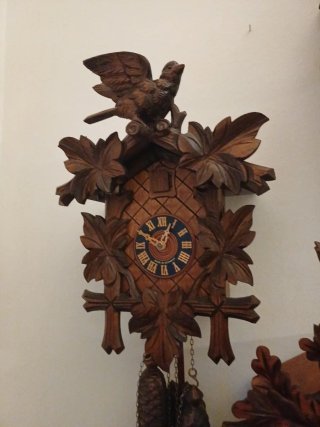 Orologio a cucù in legno intagliato