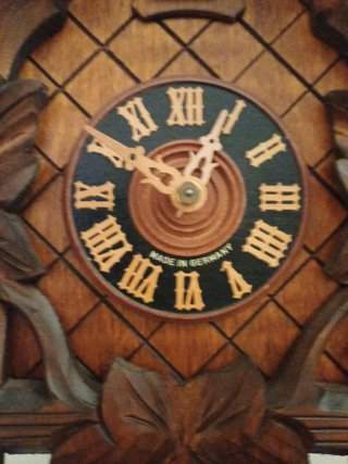 Orologio a cucù in legno intagliato