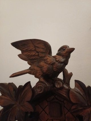 Orologio a cucù in legno intagliato