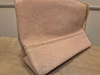 Bolso rosa piel con cadena dorada
