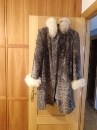 Abrigo de piel gris con cuello y puños blancos