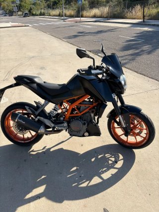 KTM Duke 390 Negra y Naranja con Escape leovinci