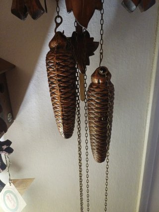Orologio a cucù in legno intagliato