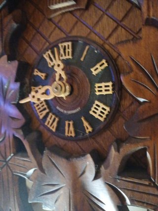 Orologio a cucù in legno intagliato