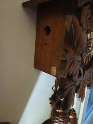 Orologio a cucù in legno intagliato