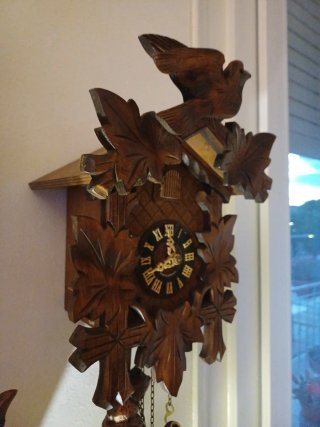 Orologio a cucù in legno intagliato
