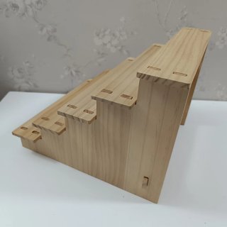 Expositor de madera escalonado