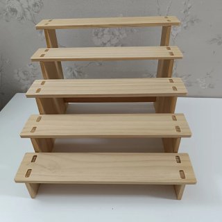 Expositor de madera escalonado