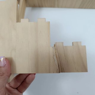 Expositor de madera escalonado