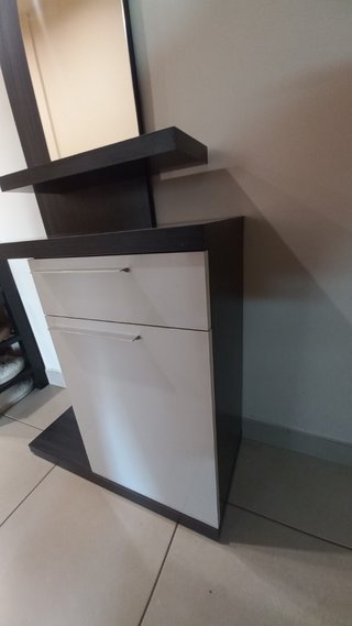 Mueble recibidor estrecho con espejo