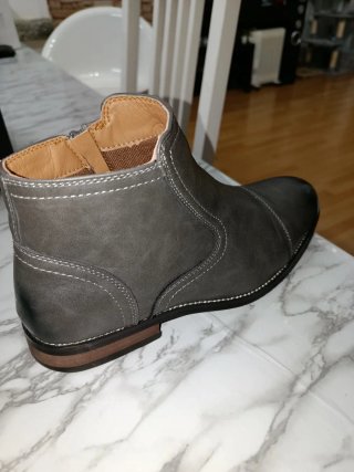 Botines grises con cremallera