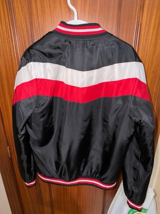 Chaqueta Bomber Guess Negra y Roja