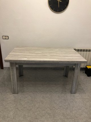 Mesa de comedor extensible gris y blanca