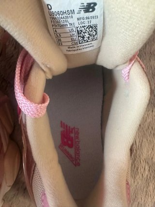 New Balance 9060 Mujer Beige y Rosa