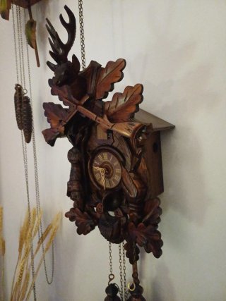 Orologio a cucù in legno intagliato