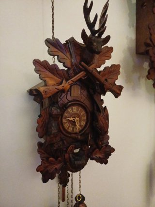 Orologio a cucù in legno intagliato