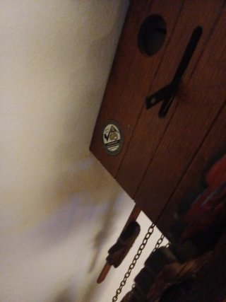 Orologio a cucù in legno intagliato