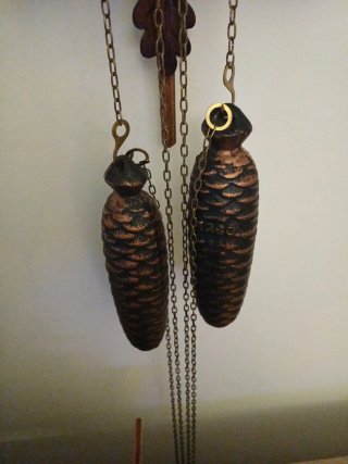 Orologio a cucù in legno intagliato