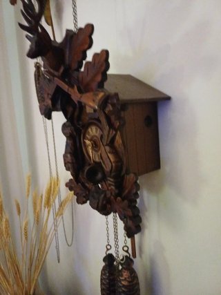 Orologio a cucù in legno intagliato