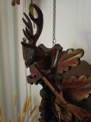 Orologio a cucù in legno intagliato