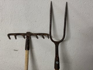 Herramientas agrícolas antiguas: rastrillo y horca