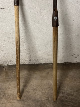 Herramientas agrícolas antiguas: rastrillo y horca