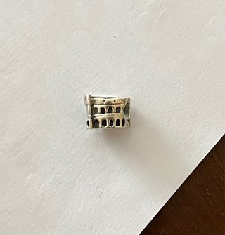 Pandora Coliseo Charm Plata