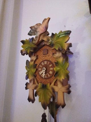 Orologio a cucù in legno con uccellino
