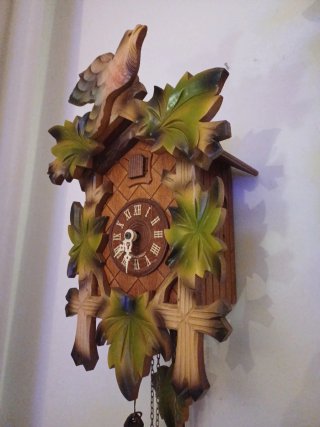 Orologio a cucù in legno con uccellino