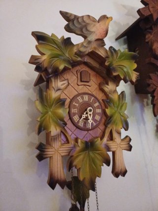 Orologio a cucù in legno con uccellino