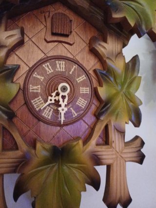 Orologio a cucù in legno con uccellino