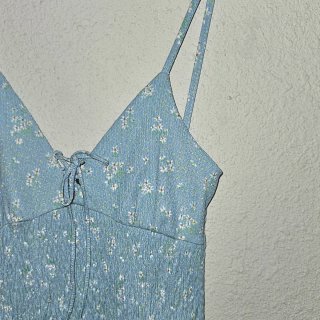 Vestido azul corto tirantes flores blancas
