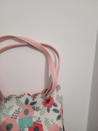 Bolso floral rosa y blanco