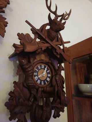 Orologio a cucù in legno intagliato