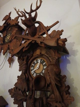 Orologio a cucù in legno intagliato