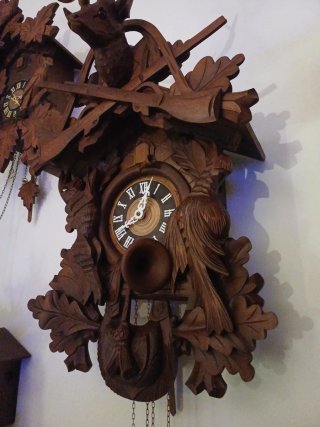 Orologio a cucù in legno intagliato