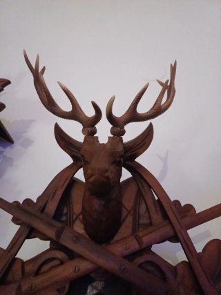 Orologio a cucù in legno intagliato