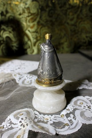 Pequeña Virgen de los Desamparados Metal y Mármol