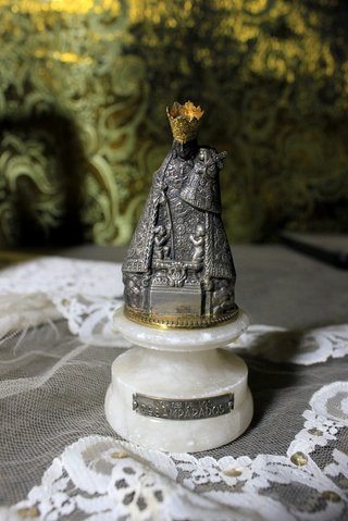 Pequeña Virgen de los Desamparados Metal y Mármol