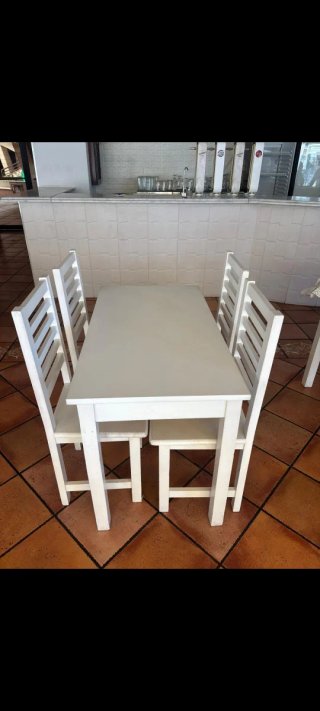 Mesa y 4 Sillas Blancas