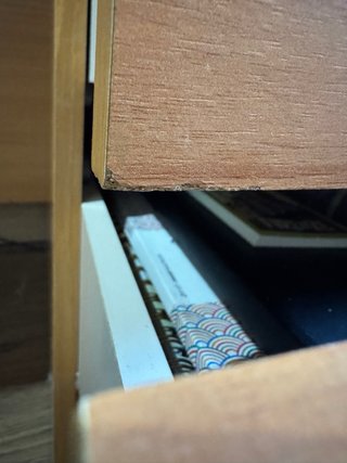 Escritorio de madera con cajones.
