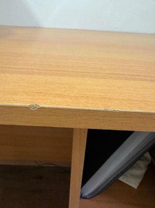 Escritorio de madera con cajones.