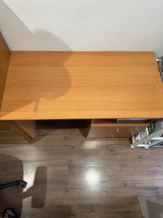 Escritorio de madera con cajones.