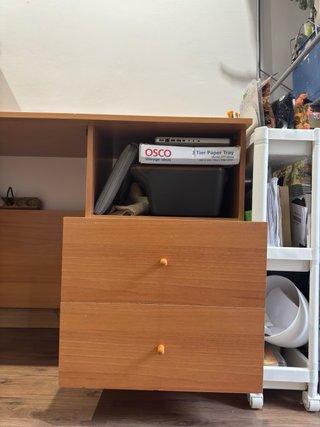 Escritorio de madera con cajones.