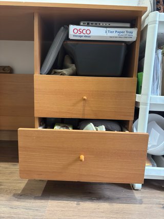 Escritorio de madera con cajones.