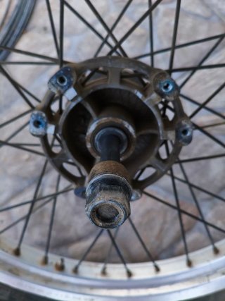 Rueda Derbi Senda 125cc 4T con un llantazo