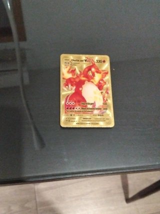 Carta no genuina Pokémon Charizard VMAX 330 Oro